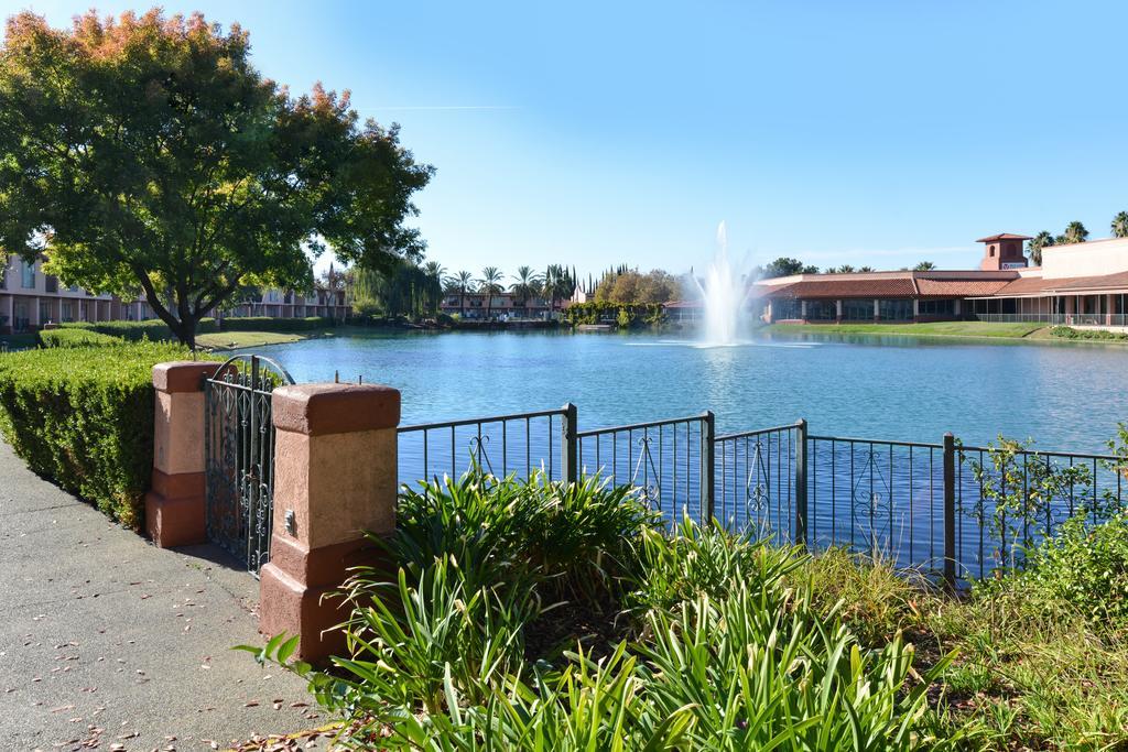 Red Lion Hotel Woodlake Conference Center Sacramento Exterior photo